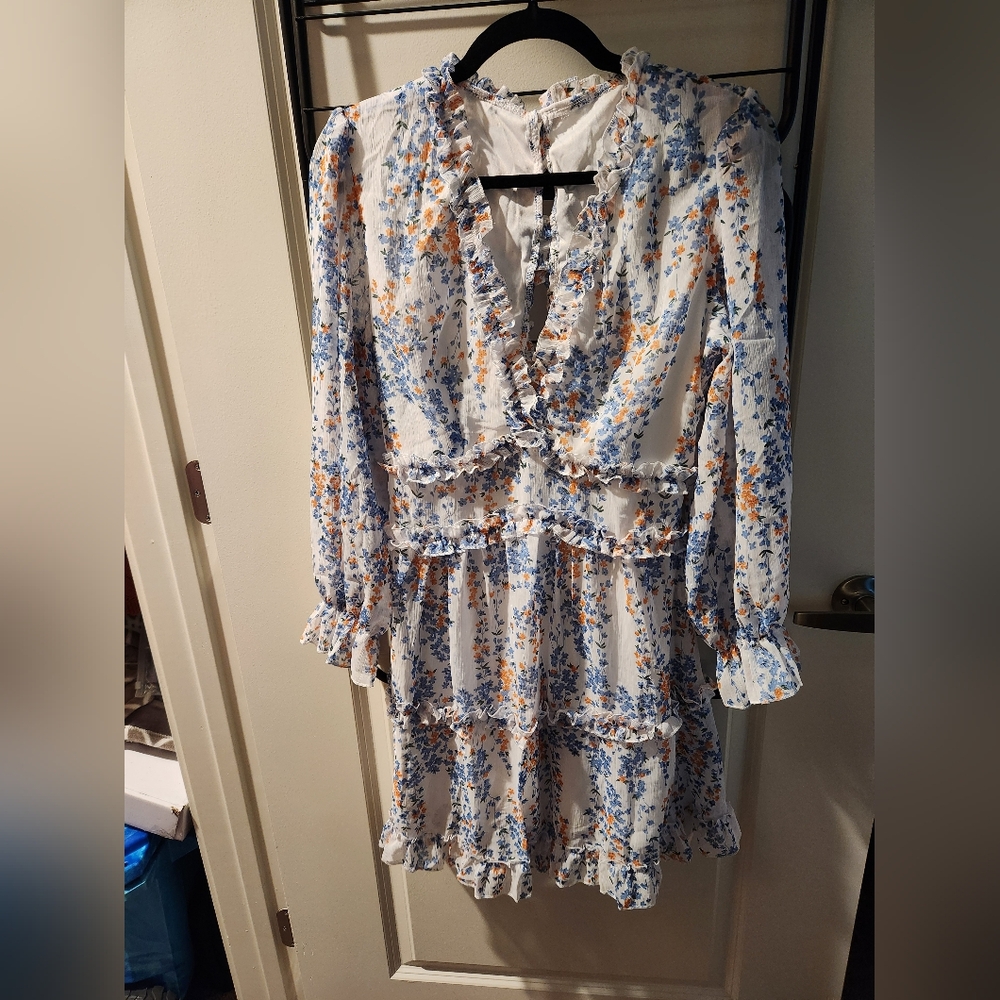 White Floral Open Back V Neck Long Sleeve Dress